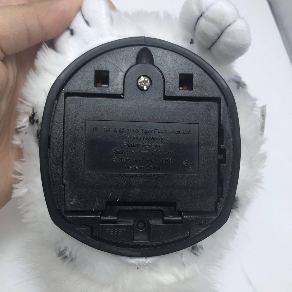 1998 VTG Tiger Electronics Furby Snow Leopard Dalmatian White Black Spots 70-800 - Picture 3 of 6